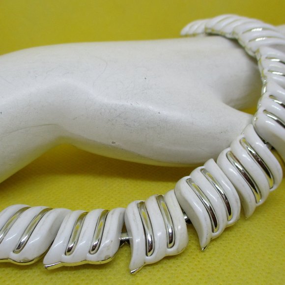 CORO Bracelet White LUCITE SILVER Tone Metal Wave Shaped Sections Bracelet VTG - Picture 2 of 11